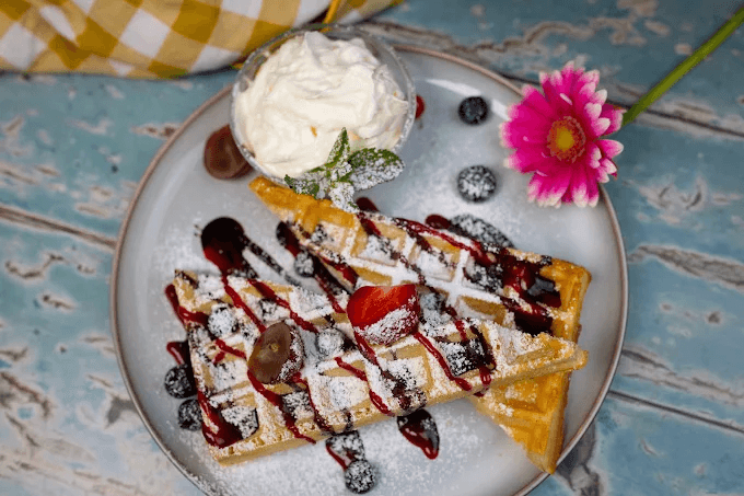 Gofry z bitą śmietaną, owocami i polewą — deser z menu dla dzieci