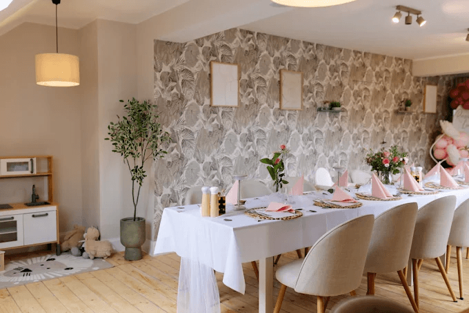Sala restauracji z kącikiem zabaw dla dzieci — drewniana kuchenka i maskotki